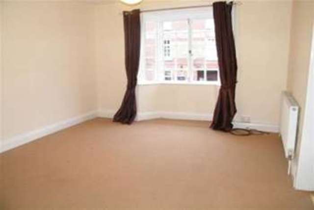  Image of 2 bedroom Flat to rent in High Street Alcester B49 at Alcester, B49 5AF
