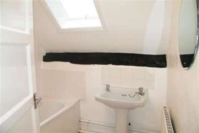  Image of 2 bedroom Flat to rent in High Street Alcester B49 at Alcester, B49 5AF
