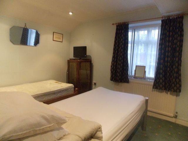  Image of 2 bedroom Flat to rent in High Street Uxbridge UB8 at High Street Cowley Uxbridge, UB8 2ER