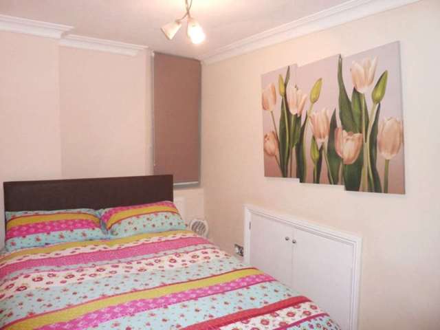  Image of 2 bedroom Apartment to rent in Lexham Gardens London W8 at Lexham Gardens High Street Kensington London, W8 5JA