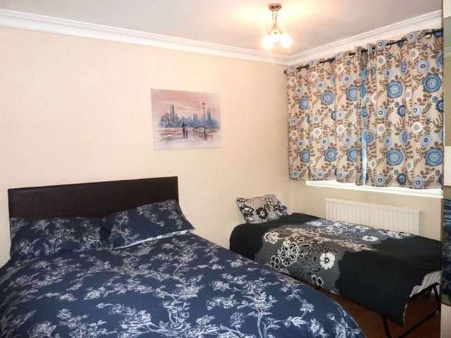  Image of 2 bedroom Apartment to rent in Lexham Gardens London W8 at Lexham Gardens High Street Kensington London, W8 5JA