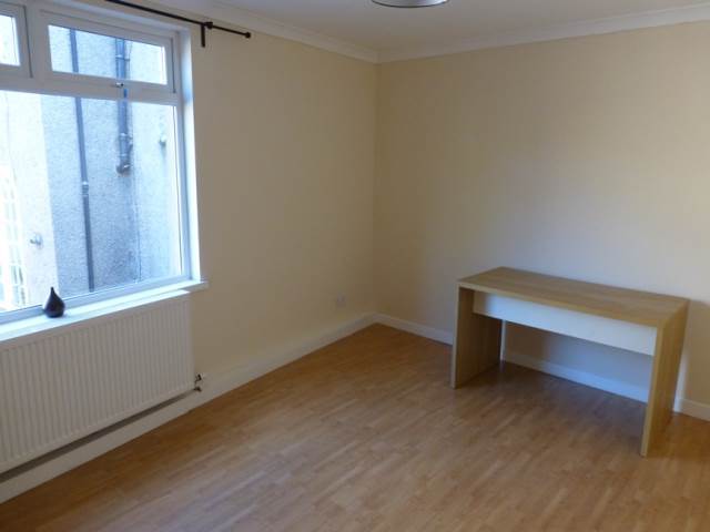  Image of 3 bedroom Flat to rent in High Street Kirkcaldy KY1 at Kirkcaldy Fife Fife, KY1 1JL
