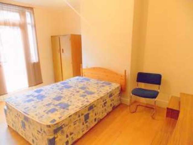  Image of 4 bedroom Property to rent in Hillingdon Hill Uxbridge UB10 at Hillingdon Hill  Uxbridge, UB10 0JB