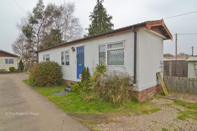  Image of 1 bedroom Retirement Property for sale in The Close Dome Caravan Park Hockley SS5 at Dome Caravan Park  Hockley, SS5 5LX