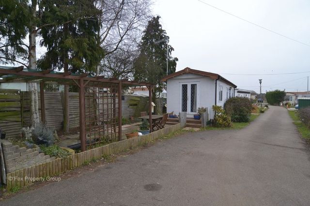  Image of 1 bedroom Retirement Property for sale in The Close Dome Caravan Park Hockley SS5 at Dome Caravan Park  Hockley, SS5 5LX