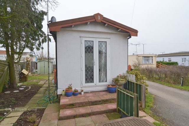  Image of 1 bedroom Retirement Property for sale in The Close Dome Caravan Park Hockley SS5 at Dome Caravan Park  Hockley, SS5 5LX