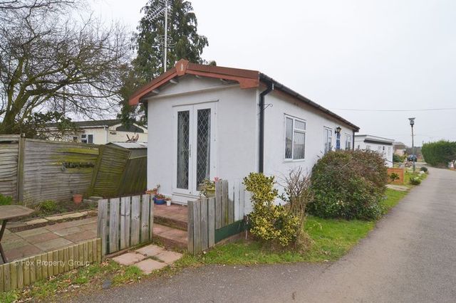  Image of 1 bedroom Retirement Property for sale in The Close Dome Caravan Park Hockley SS5 at Dome Caravan Park  Hockley, SS5 5LX