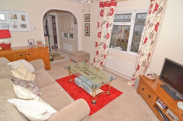  Image of 1 bedroom Retirement Property for sale in The Close Dome Caravan Park Hockley SS5 at Dome Caravan Park  Hockley, SS5 5LX