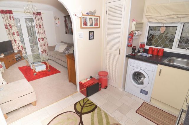  Image of 1 bedroom Retirement Property for sale in The Close Dome Caravan Park Hockley SS5 at Dome Caravan Park  Hockley, SS5 5LX