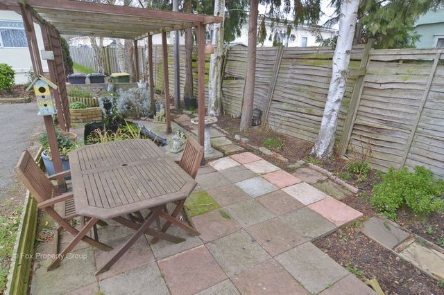  Image of 1 bedroom Retirement Property for sale in The Close Dome Caravan Park Hockley SS5 at Dome Caravan Park  Hockley, SS5 5LX
