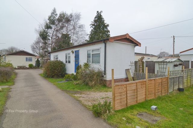 Image of 1 bedroom Retirement Property for sale in The Close Dome Caravan Park Hockley SS5 at Dome Caravan Park  Hockley, SS5 5LX