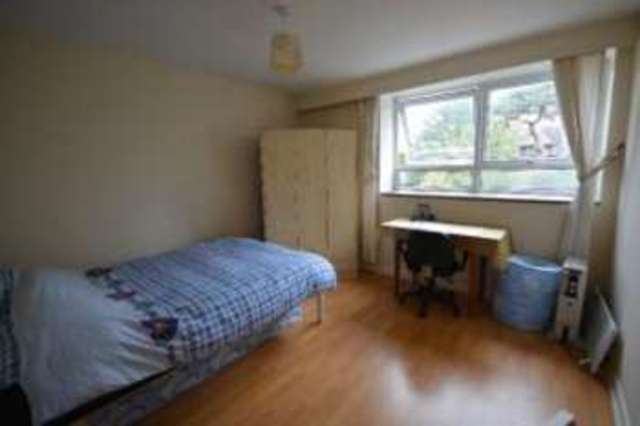  Image of 3 bedroom Flat for sale in London Road Leicester LE2 at 193 London Road Leicester Knighton, LE2 1ZF