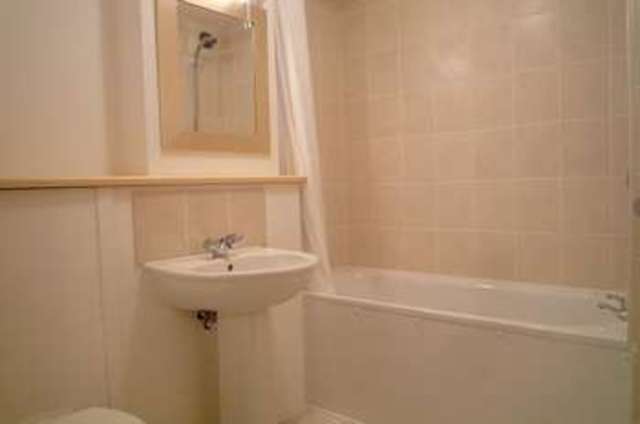  Image of 2 bedroom Flat to rent in Homefield Park Sutton SM1 at Sutton, SM1 2DY