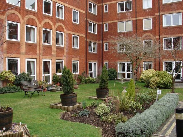  Image of 1 bedroom Retirement Property for sale in Station Road Parkstone Poole BH14 at 40 Station Road Parkstone Poole, BH14 8UG