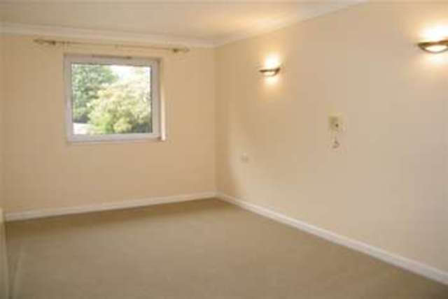  Image of 1 bedroom Flat to rent in Mount Hermon Road Hook Heath Woking GU22 at Woking, GU22 7XE