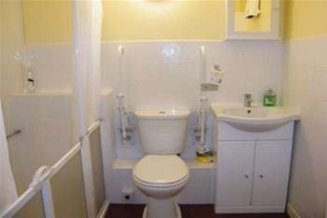  Image of 1 bedroom Flat to rent in Mount Hermon Road Hook Heath Woking GU22 at Woking, GU22 7XE