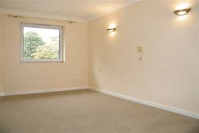 Image of 1 bedroom Flat to rent in Mount Hermon Road Hook Heath Woking GU22 at Woking, GU22 7XE