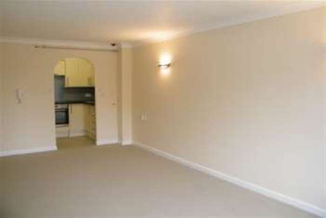  Image of 1 bedroom Flat to rent in Mount Hermon Road Hook Heath Woking GU22 at Woking, GU22 7XE