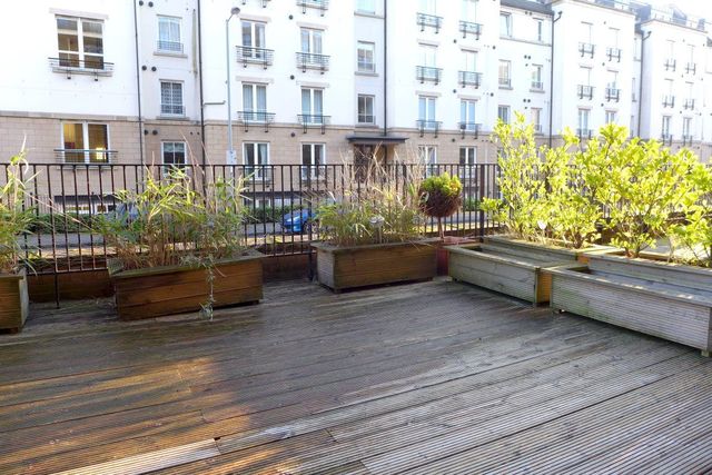 Image of 3 bedroom Flat to rent in Hopetoun Crescent Edinburgh EH7 at Leith Walk Edinburgh Edinburgh, EH7 4AU