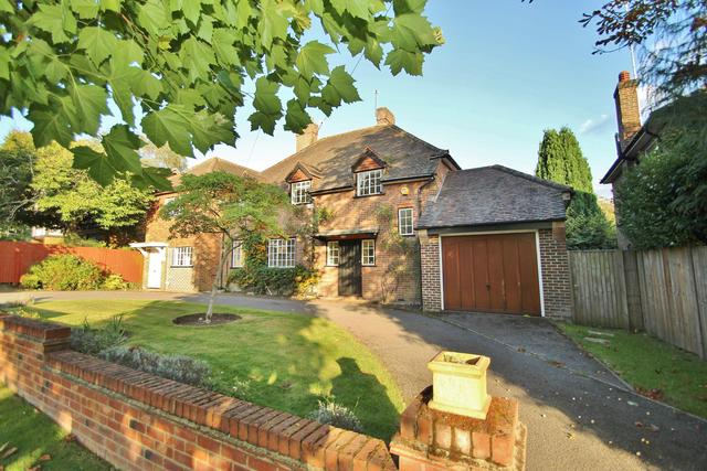  Image of 5 bedroom Detached house for sale in Horsell Park Horsell Woking GU21 at Horsell Surrey Horsell, GU21 4LW