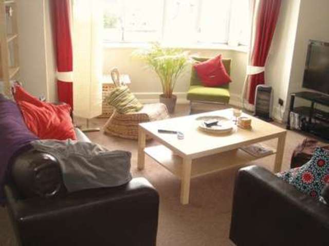 Image of 3 bedroom Property to rent in Kenton Road Harrow HA3 at Kenton Road  Harrow, HA3 8AQ