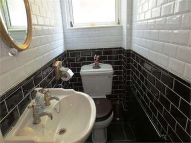  Image of 5 bedroom Semi-Detached house for sale in Kilworth Avenue Southend-on-Sea SS1 at Kilworth Avenue Southend on sea Southend-on-Sea, SS1 2DS