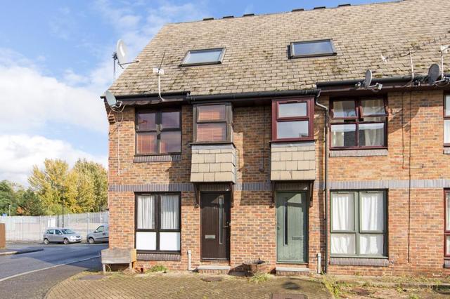  Image of 1 bedroom Flat for sale in Kinburn Street London SE16 at Kinburn Street  Surrey Quays, SE16 6DW