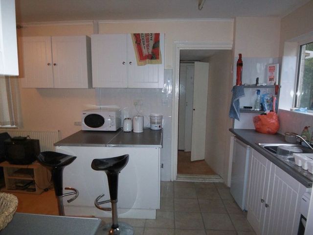  Image of 6 bedroom Semi-Detached house to rent in Kings Lane Englefield Green Egham TW20 at Kings Lane Englefield Green Egham, TW20 0UA