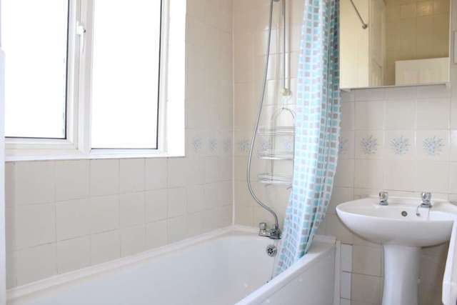  Image of 3 bedroom Flat to rent in Kingston Road Ewell Epsom KT19 at Kingston Road Ewell Epsom, KT19 0AB