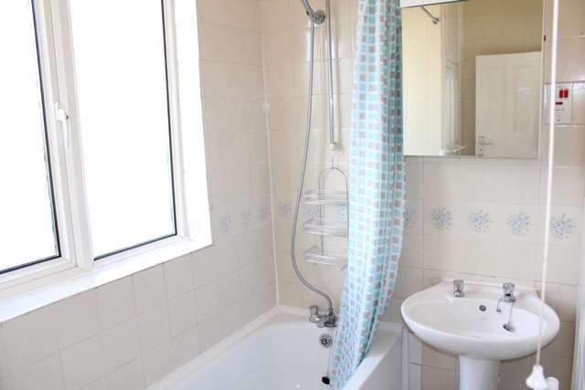  Image of 3 bedroom Flat to rent in Kingston Road Ewell Epsom KT19 at Kingston Road Ewell Epsom, KT19 0AB