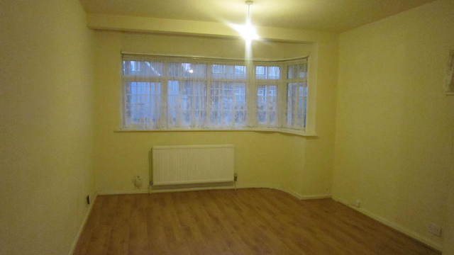  Image of 3 bedroom Semi-Detached house to rent in Laburnum Road Hayes UB3 at Middlesex  Hayes, UB3 4JY