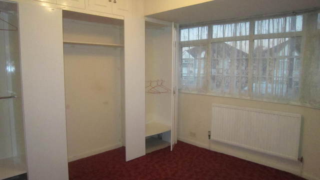  Image of 3 bedroom Semi-Detached house to rent in Laburnum Road Hayes UB3 at Middlesex  Hayes, UB3 4JY
