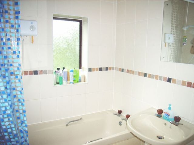  Image of 4 bedroom Semi-Detached house to rent in Larchwood Drive Englefield Green Egham TW20 at Larchwood Drive Englefield Green Egham, TW20 0SL