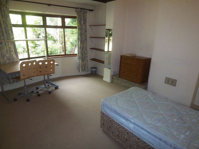  Image of 4 bedroom Semi-Detached house to rent in Larchwood Drive Englefield Green Egham TW20 at Larchwood Drive Englefield Green Egham, TW20 0SL