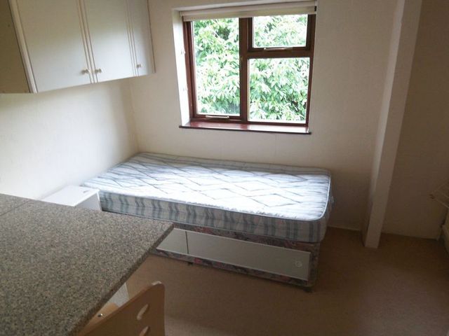  Image of 4 bedroom Semi-Detached house to rent in Larchwood Drive Englefield Green Egham TW20 at Larchwood Drive Englefield Green Egham, TW20 0SL