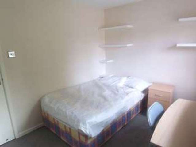  Image of 3 bedroom Terraced house to rent in Larksfield Englefield Green Egham TW20 at Larksfield Englefield Green Egham, TW20 0RA