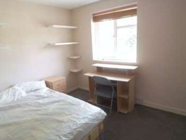  Image of 3 bedroom Terraced house to rent in Larksfield Englefield Green Egham TW20 at Larksfield Englefield Green Egham, TW20 0RA