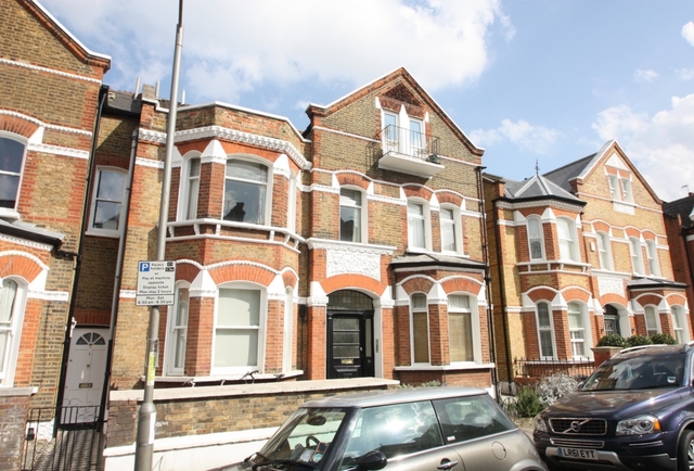  Image of 2 bedroom Flat to rent in Lavender Gardens London SW11 at Lavender Gardens  London, SW11 1DN