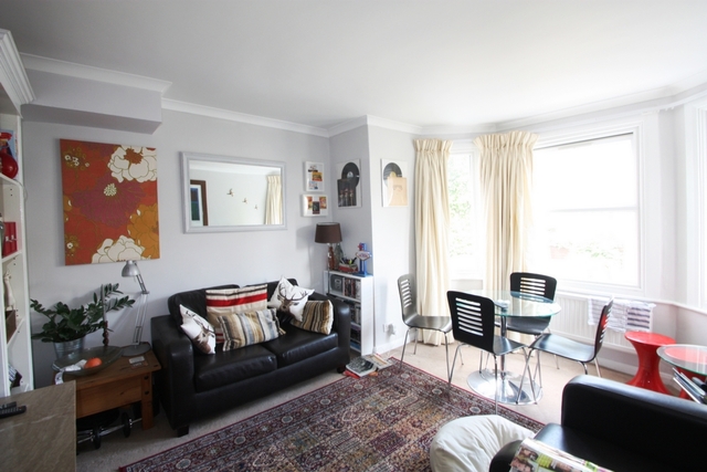  Image of 2 bedroom Flat to rent in Lavender Gardens London SW11 at Lavender Gardens  London, SW11 1DN