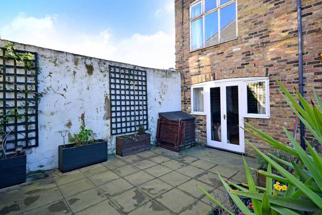  Image of 2 bedroom Flat for sale in Lavers Road London N16 at Lavers Road  Stoke Newington, N16 0DU