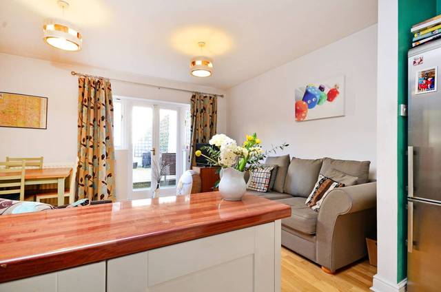  Image of 2 bedroom Flat for sale in Lavers Road London N16 at Lavers Road  Stoke Newington, N16 0DU
