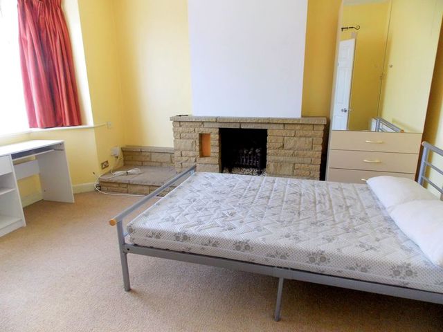  Image of 5 bedroom Semi-Detached house to rent in Lees Road Hillingdon Uxbridge UB8 at Lees Road  Uxbridge, UB8 3AT