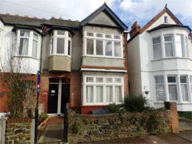  Image of 2 bedroom Apartment to rent in Leigham Court Drive Leigh-on-Sea SS9 at Leigham court drive Leigh on sea Leigh-on-Sea, SS9 1PU