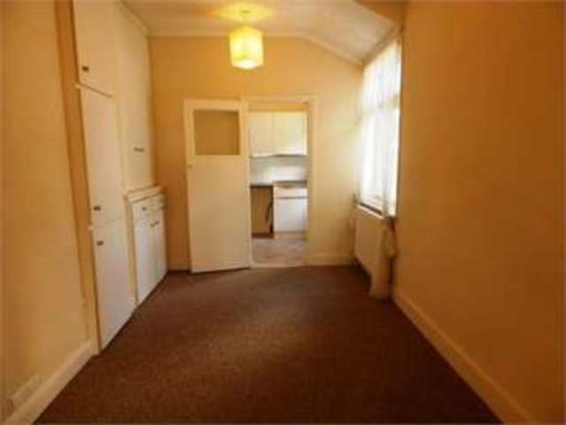  Image of 2 bedroom Apartment to rent in Leigham Court Drive Leigh-on-Sea SS9 at Leigham court drive Leigh on sea Leigh-on-Sea, SS9 1PU