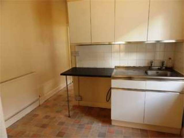  Image of 2 bedroom Apartment to rent in Leigham Court Drive Leigh-on-Sea SS9 at Leigham court drive Leigh on sea Leigh-on-Sea, SS9 1PU
