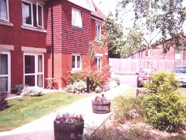  Image of 1 bedroom Retirement Property for sale in Linkfield Lane Redhill RH1 at 65 Linkfield Lane  Redhill, RH1 1DU