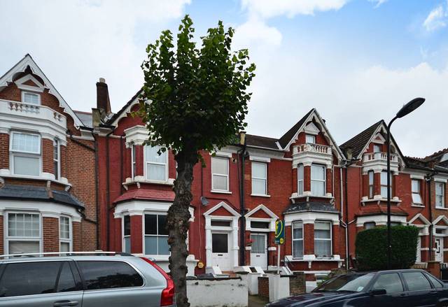  Image of 2 bedroom Flat for sale in Linthorpe Road London N16 at Linthorpe Road  Stamford Hill, N16 5RF