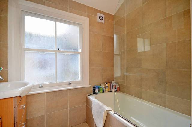  Image of 3 bedroom Maisonette for sale in Londesborough Road London N16 at Londesborough Road  Stoke Newington, N16 8RN