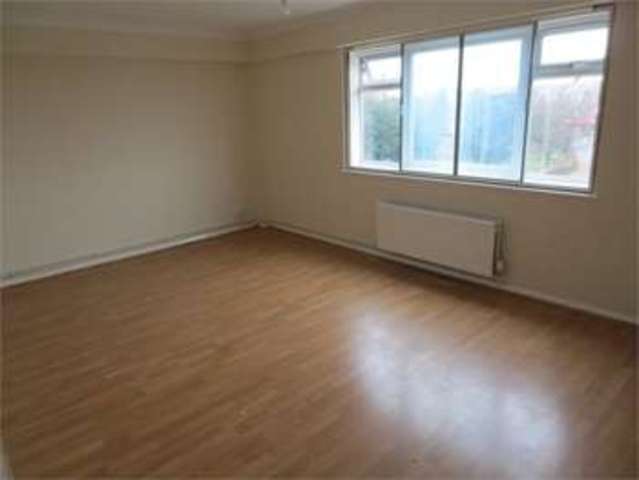  Image of 2 bedroom Apartment to rent in London Road Hadleigh Benfleet SS7 at London Road Hadleigh Hadleigh, SS7 2DE