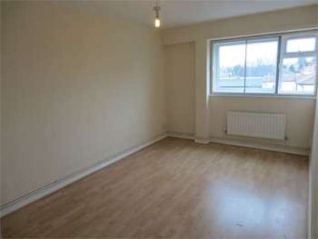  Image of 2 bedroom Apartment to rent in London Road Hadleigh Benfleet SS7 at London Road Hadleigh Hadleigh, SS7 2DE